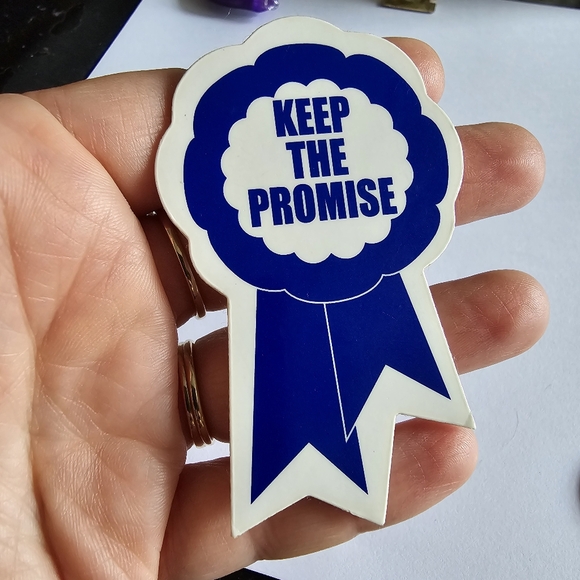 Vintage Keep the Promise pin brooch blue ribbon white plastic jewelry - Picture 5 of 6